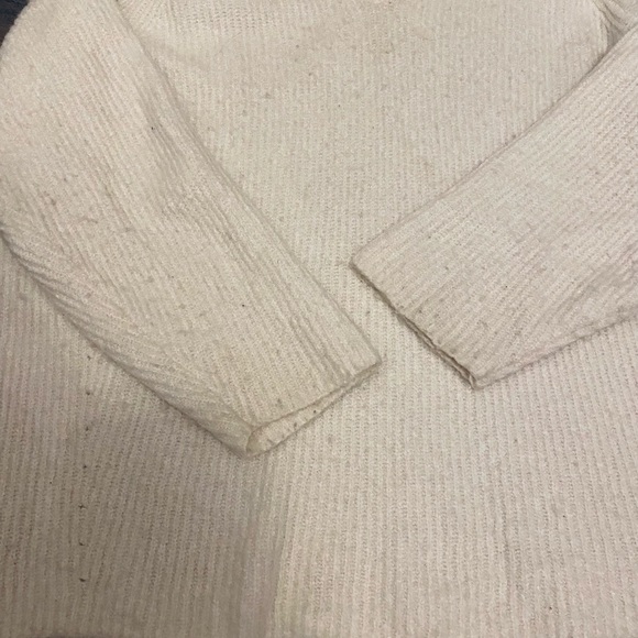 American Eagle Dream Spun Cream Colored V-Neck Sweater - Picture 3 of 3